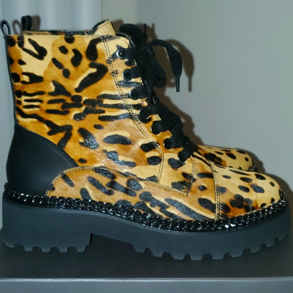 Vince Camuto NWT size 9 1/2 Combat Boots, Cow Hair, Leopard Print, Inner Zipper